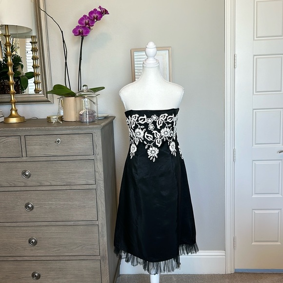 Laundry By Shelli Segal Dresses & Skirts - Laundry by Shelli Segal | Black & White Floral Strapless Dress, Made in USA | 8